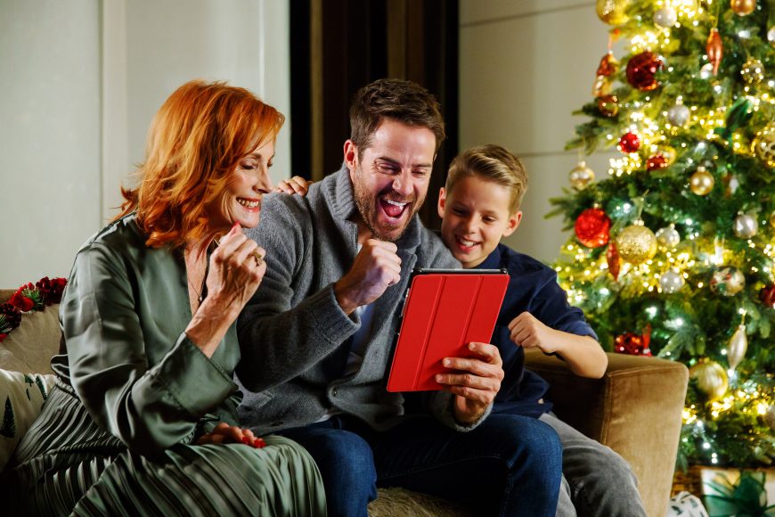 Jamie Redknapp and family test out a new game from Vodafone's reward scheme, VeryMe, that connects people over the busy festive period – wherever they are. Jamie has challenged people to beat his score to win festive rewards.
