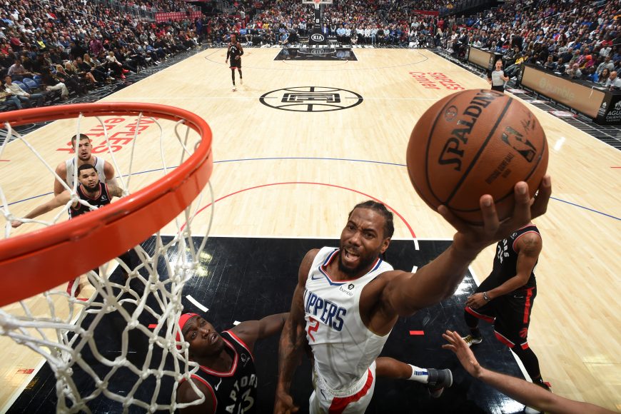 LOS ANGELES, CA - NOVEMBER 11: Kawhi Leonard #2 of the LA Clippers shoots the ball against the Toronto Raptors on November 11, 2019 at STAPLES Center in Los Angeles, California. Copyright 2019 NBAE (Photo by Adam Pantozzi/NBAE via Getty Images)