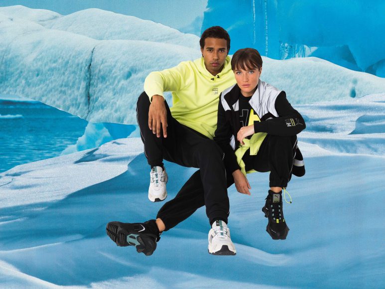 20AW_In-Store_SP_SELECT_Helly-Hansen-Q4_CubeSetLightbox-CoupleSitting_1000x750mm