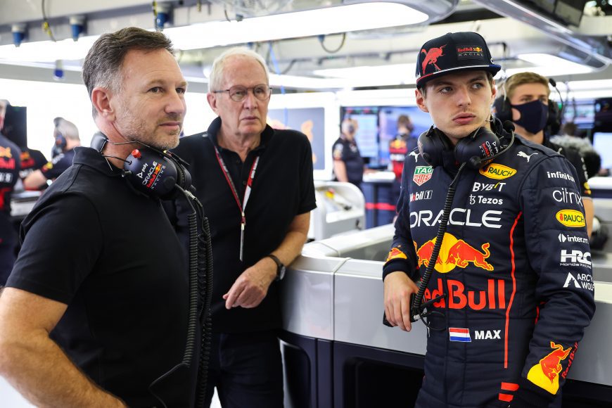 BAHRAIN, BAHRAIN - MARCH 10: Red Bull Racing Team Principal Christian Horner, Red Bull Racing Team Consultant Dr Helmut Marko and Max Verstappen of the Netherlands and Oracle Red Bull Racing talk in the garage during Day One of F1 Testing at Bahrain International Circuit on March 10, 2022 in Bahrain, Bahrain. (Photo by Mark Thompson/Getty Images) // Getty Images / Red Bull Content Pool // SI202203100700 