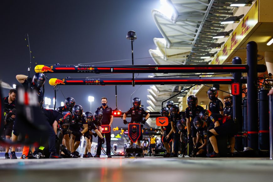 BAHRAIN, BAHRAIN - MARCH 12: The Red Bull Racing team prepare for a pitstop during Day Three of F1 Testing at Bahrain International Circuit on March 12, 2022 in Bahrain, Bahrain. (Photo by Mark Thompson/Getty Images) // Getty Images / Red Bull Content Pool // SI202203120136