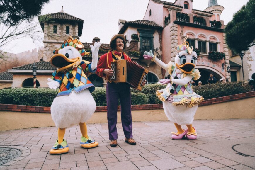 DisneyMusicFestival_SupportingVisual_Donald and Daisy's Accordionist_CreditsMarieFlamentforDisneylandParis Large