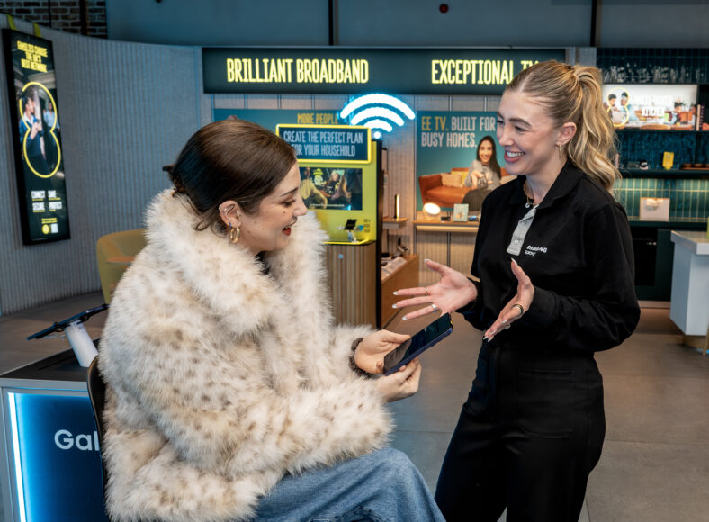 EE is teaming up with Samsung to deliver free AI training sessio