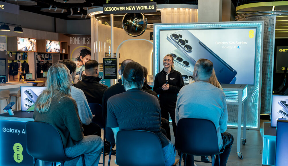 EE is teaming up with Samsung to deliver free AI training sessio