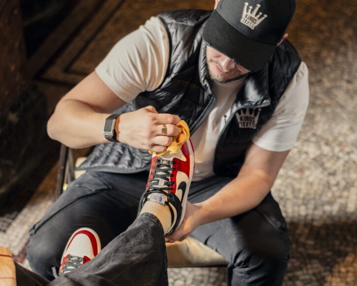 KIMPTON FITZROY LONDON IS GIVING THE TRADITIONAL SHOE SHINE A MODERN DAY TWIST. They are partnering with viral trainer care specialist Kings Kleans for the 2 day pop-up. (3)