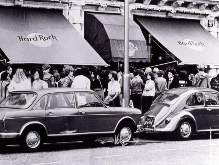 2. Hard Rock Cafe - London Fascade & Vintage Cars