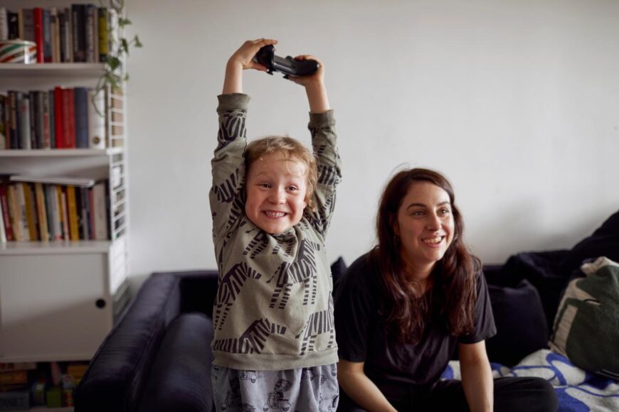 EE_Child and mother gaming_Free for PR use