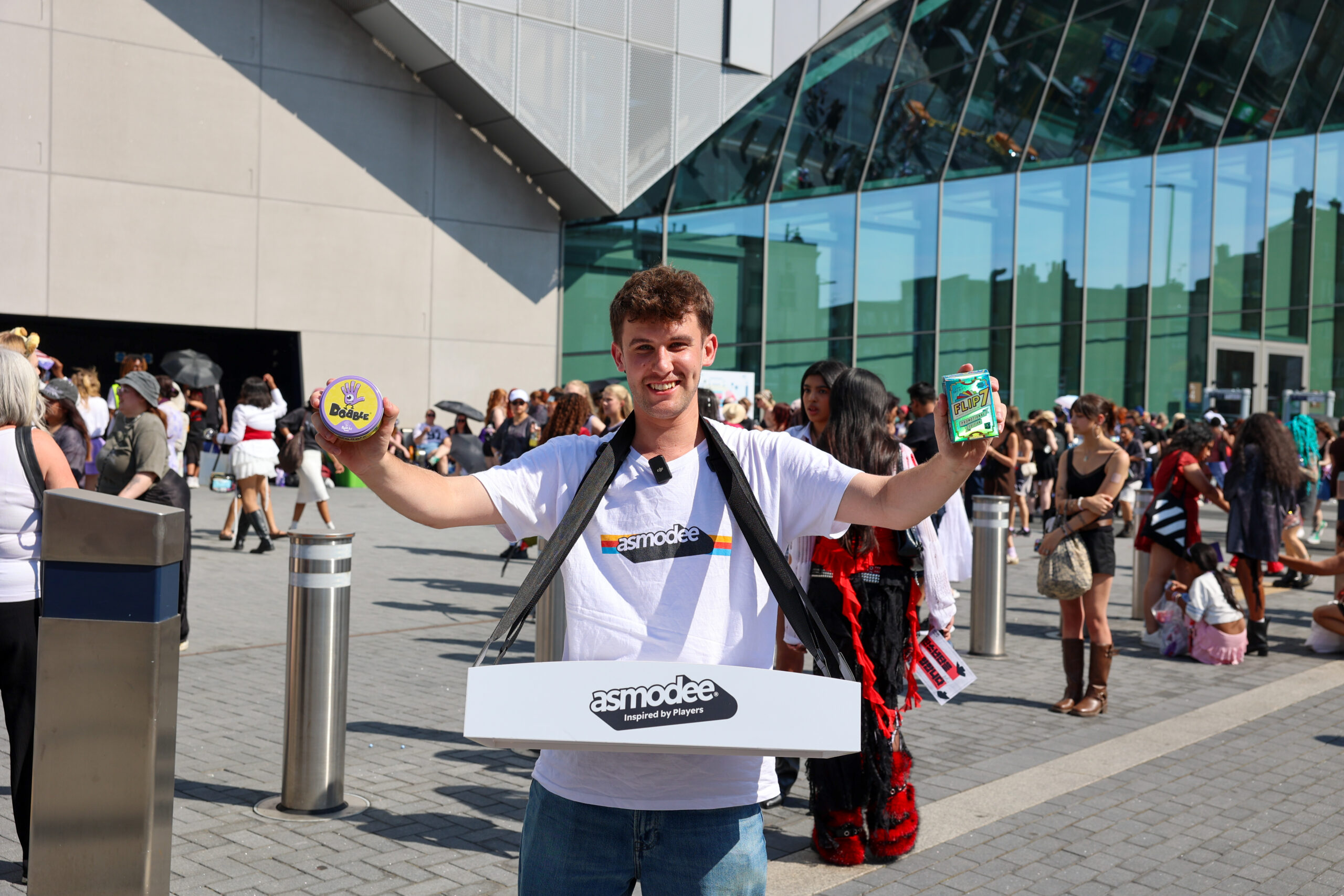 ASMODEE SURPRISES K-POP FANS WITH TRAVEL GAMES AHEAD OF SOLD-OUT LONDON CONCERTS!