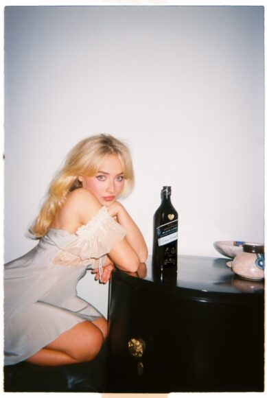 Johnnie Walker Black Label x Sabrina Carpenter Limited Edition Design (Medium)